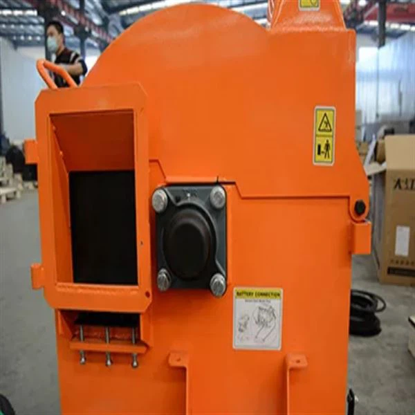 Mobile wood chipper machine