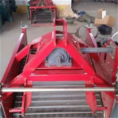 Cosechadora de patatas montada en tractor